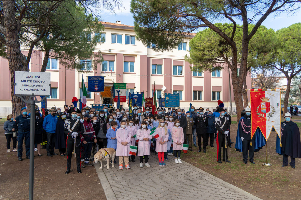 Foto di gruppo degli alunni e delle autorità durante la cerimonia di intitolazione dei giardini della scuola Toti al Milite Ignoto (5 novembre 2021)