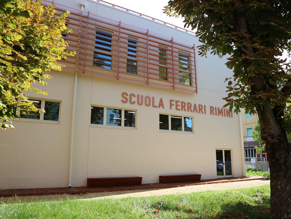 La facciata esterna con la scritta rossa "Scuola Ferrari Rimini"