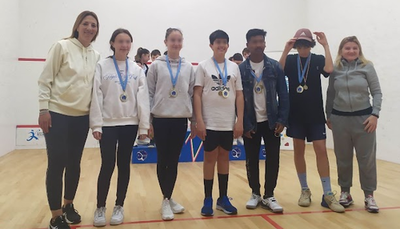 La squadra cadette e cadetti di Squash del nostro istituto (con le medaglie d'oro al collo), insieme alla docente di ed. fisica e all'allenatrice.