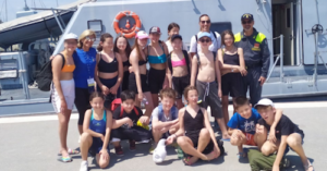 Foto di gruppo degli alunni di fronte ad un'imbarcazione al porto di Rimini