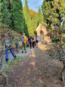 Gli alunni della 3H Panzini stanno per entrare nel giardino di Villa Belvedere