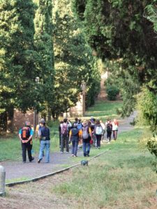 Gli alunni della 3H in cammino verso Villa Belvedere nel verde del Colle di Covignano