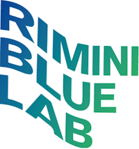 La scritta "Rimini Blue Lab" in caratteri verde-blu