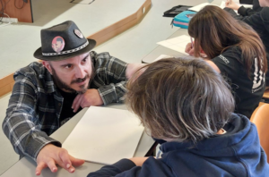 Il disegnatore Algozzino con il suo caratteristico cappello in aula magna
