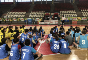 Le squadre partecipanti al torneo sedute sul campo del Palasport in attesa dell'inizio