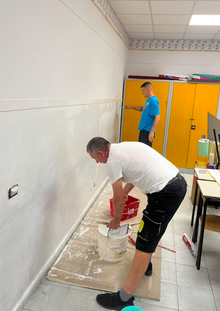 Alcuni genitori imbiancano un'aula